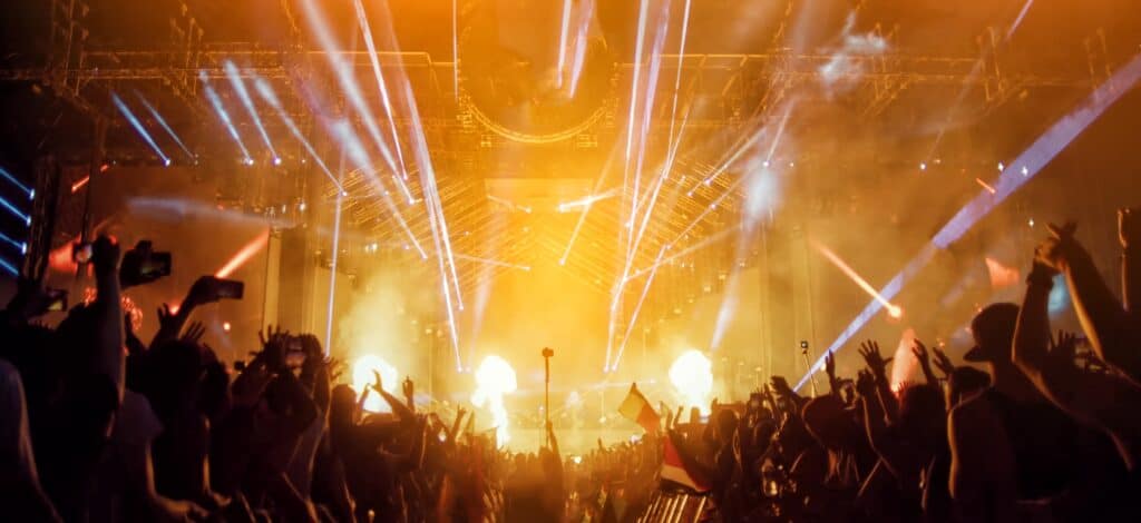 Sensorische Überstimulation bei ADHS durch Licht, Lärm und Menschenmengen auf einem Konzert