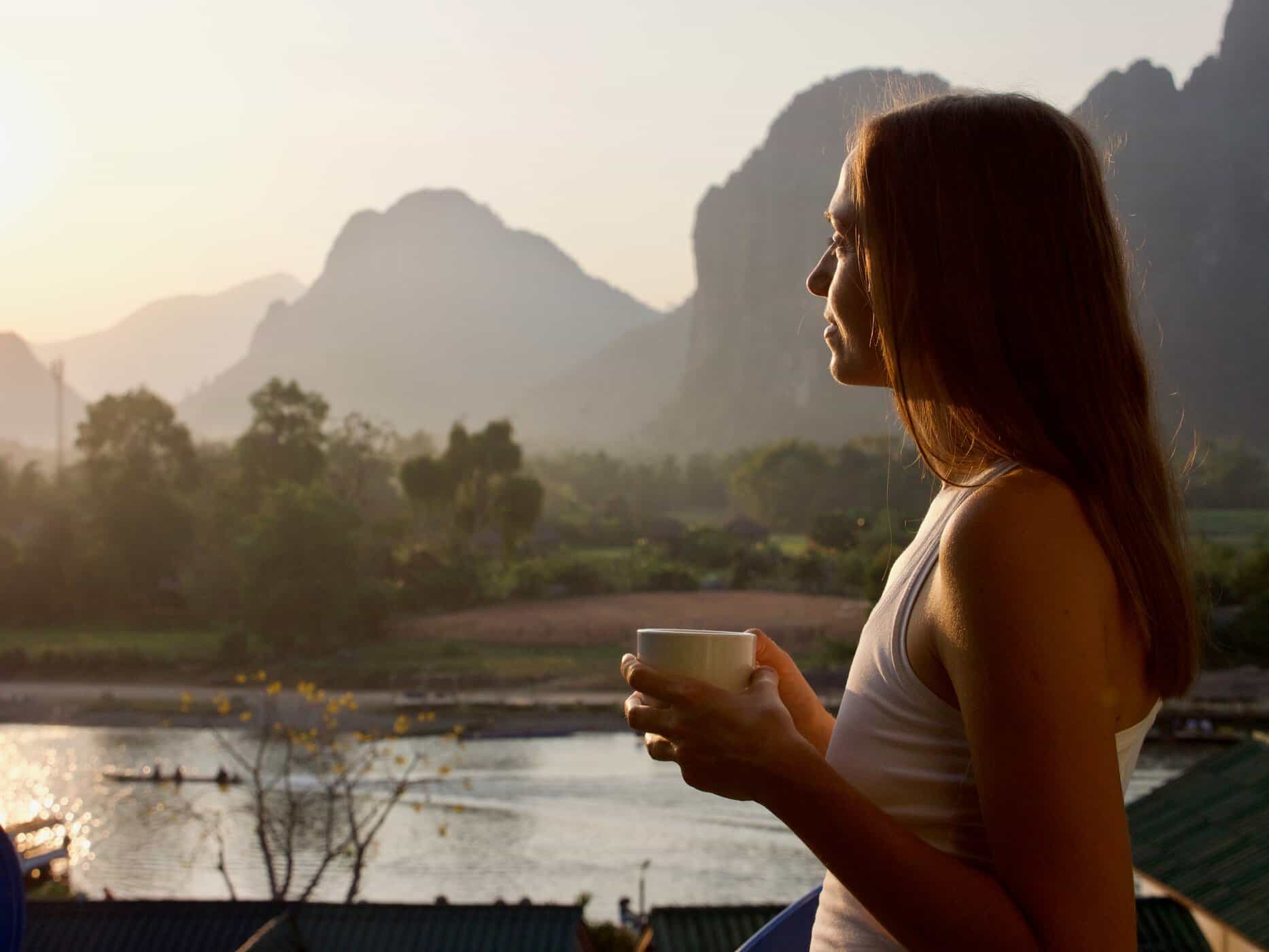 Claude hat geantwortet: Frau mit Kaffeetasse genießt ruhigen Morgen bei Sonnenaufgang mit Blick auf Berge und Fluss – ADHS Morgenroutine bewusst gestaltenFrau mit Kaffeetasse genießt ruhigen Morgen bei Sonnenaufgang mit Blick auf Berge und Fluss – ADHS Morgenroutine bewusst gestalten
