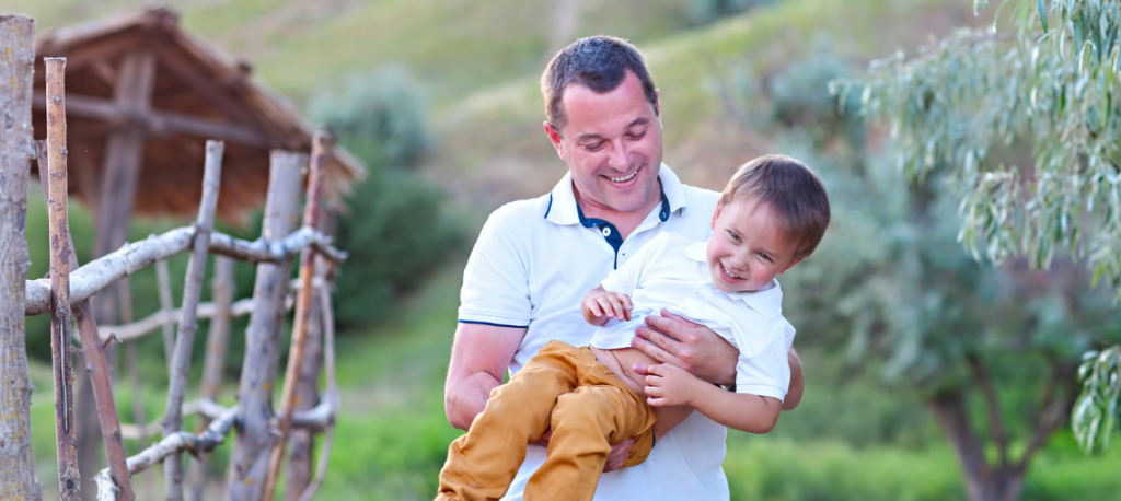 Vater mit ADHS verbringt Zeit mit seinem Kind im Familienalltag