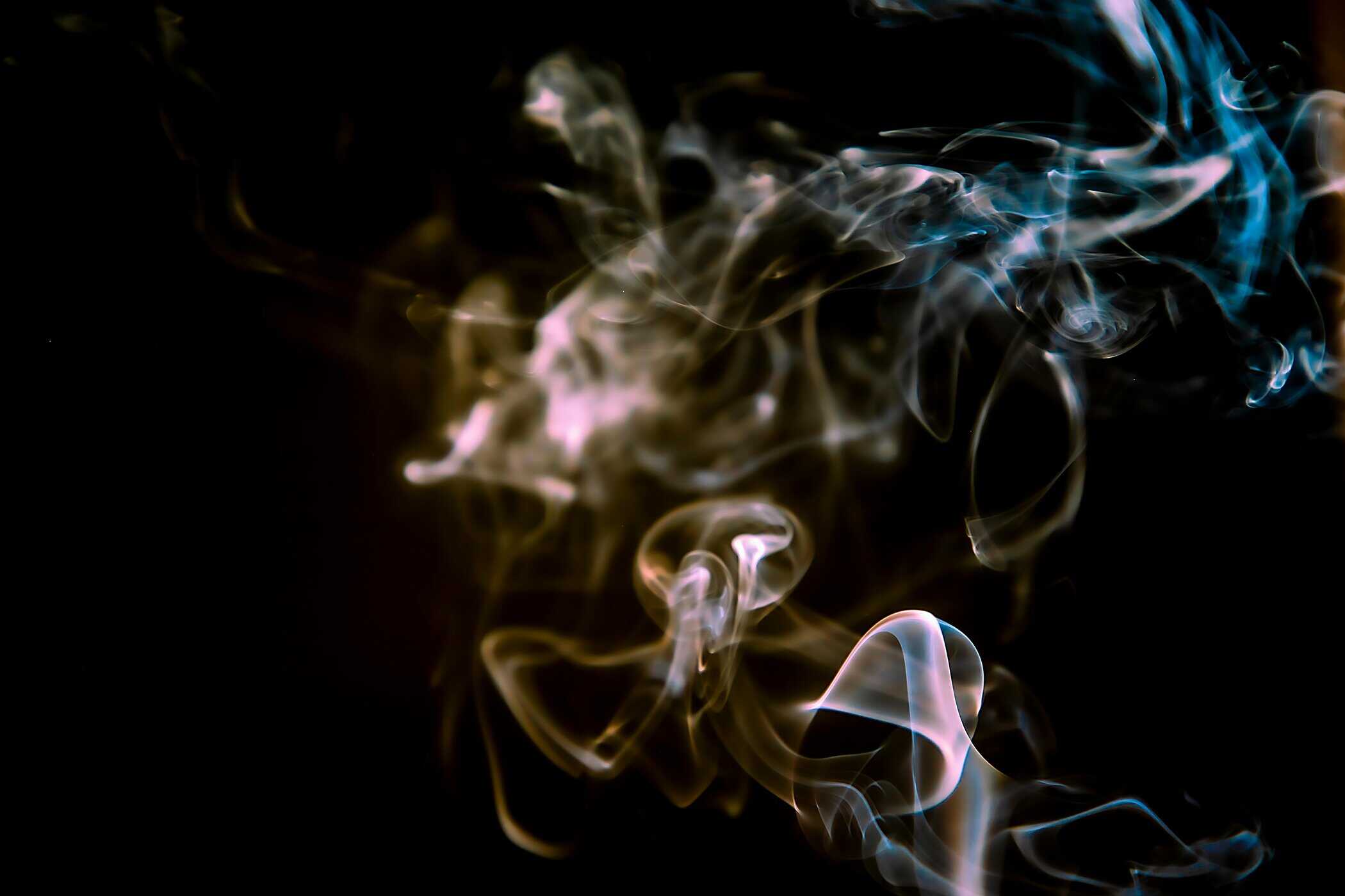 Rauch vor schwarzem Hintergrund