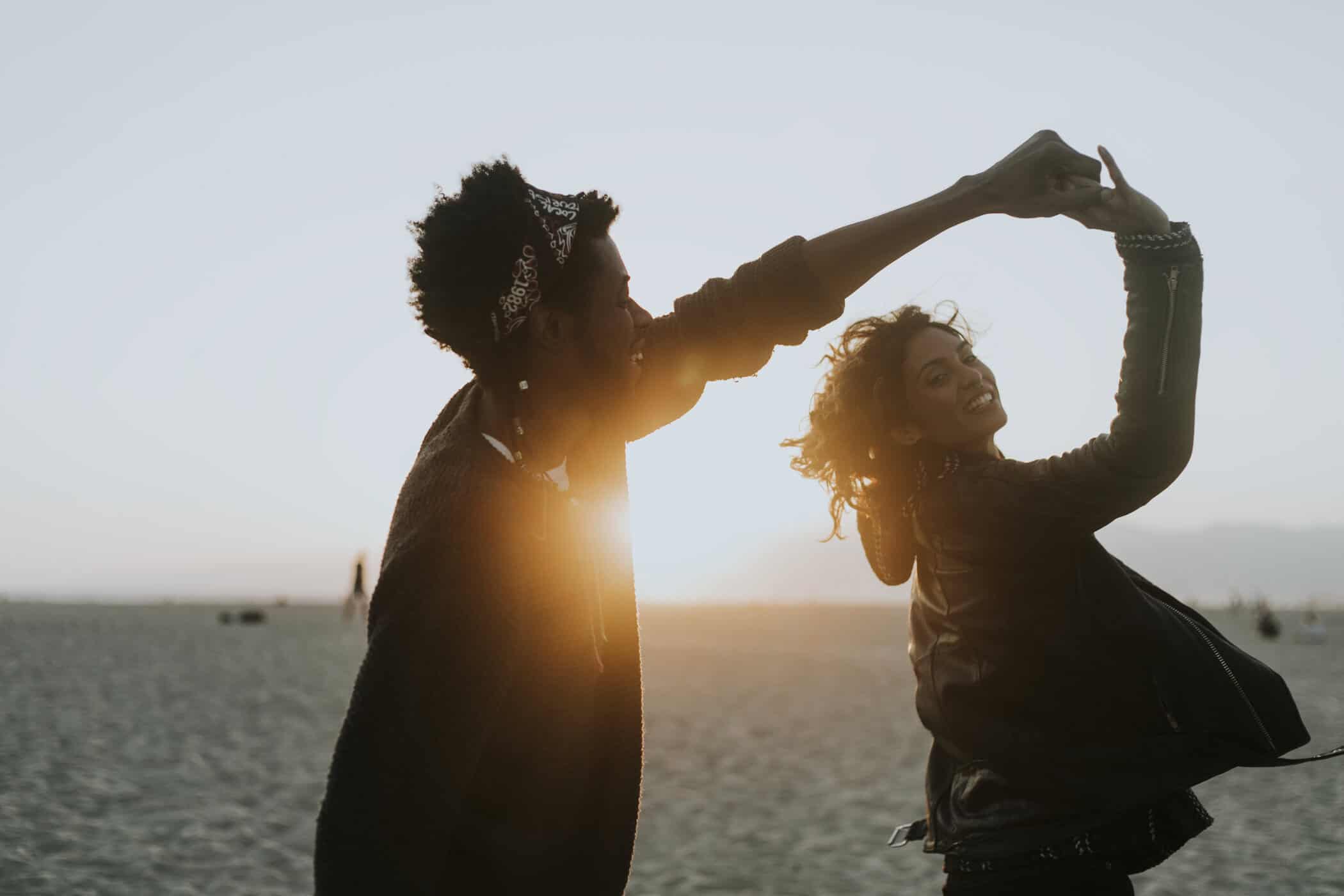 Verliebtes Paar verbringt Zeit am Strand und zeigt, wie ADHS und Liebe gemeinsam erlebt werden kann