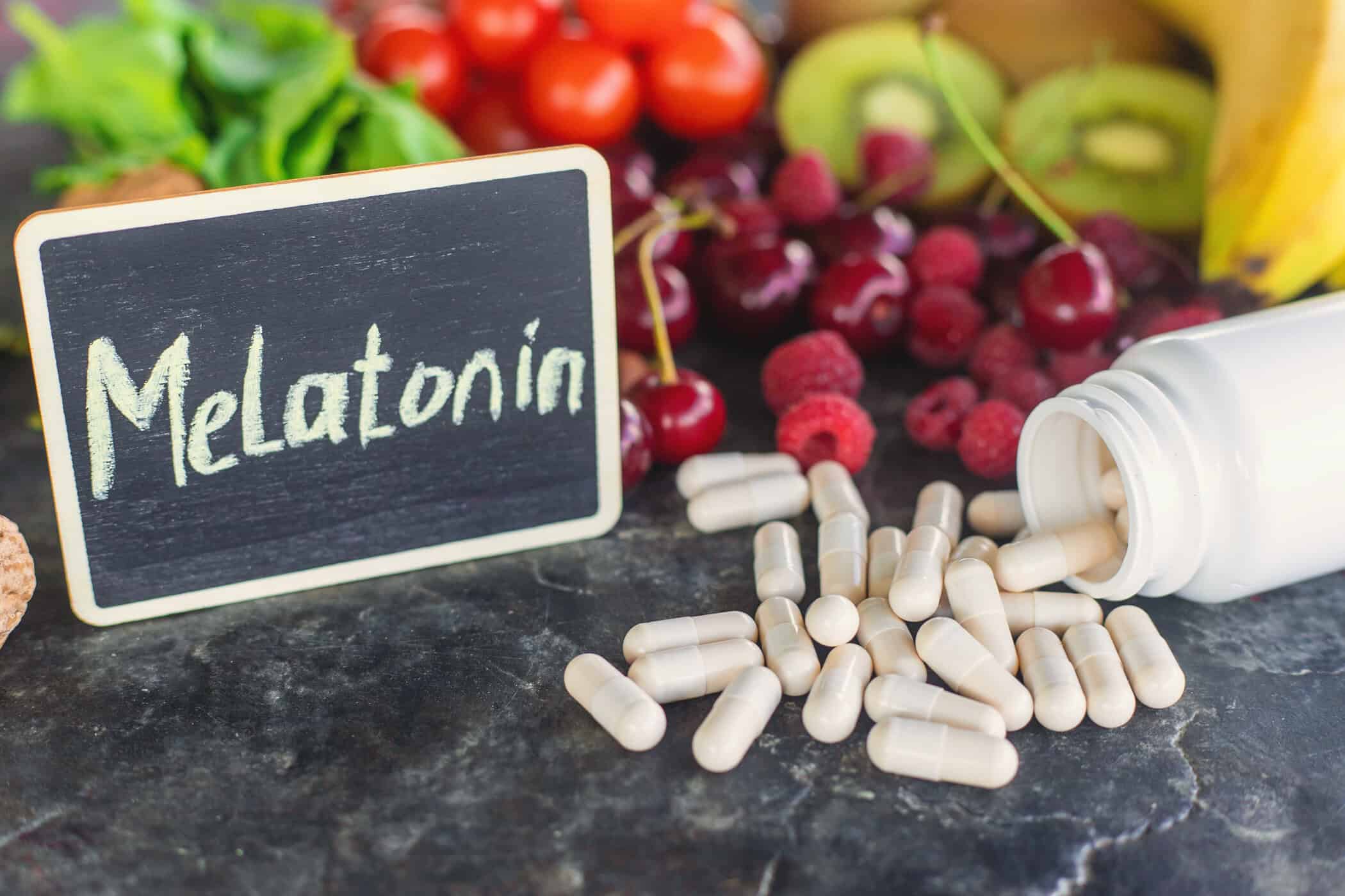 Melatonin tabltes and fresh fruits