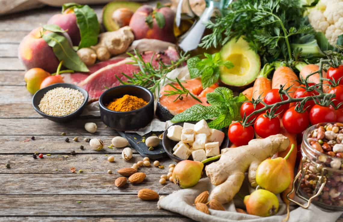 ADHS und Ernährung: Frische Lebensmittel wie Gemüse, Fisch, Nüsse, Avocado und Vollkornprodukte für Konzentration, Energie und eine ausgewogene Ernährung bei ADHS