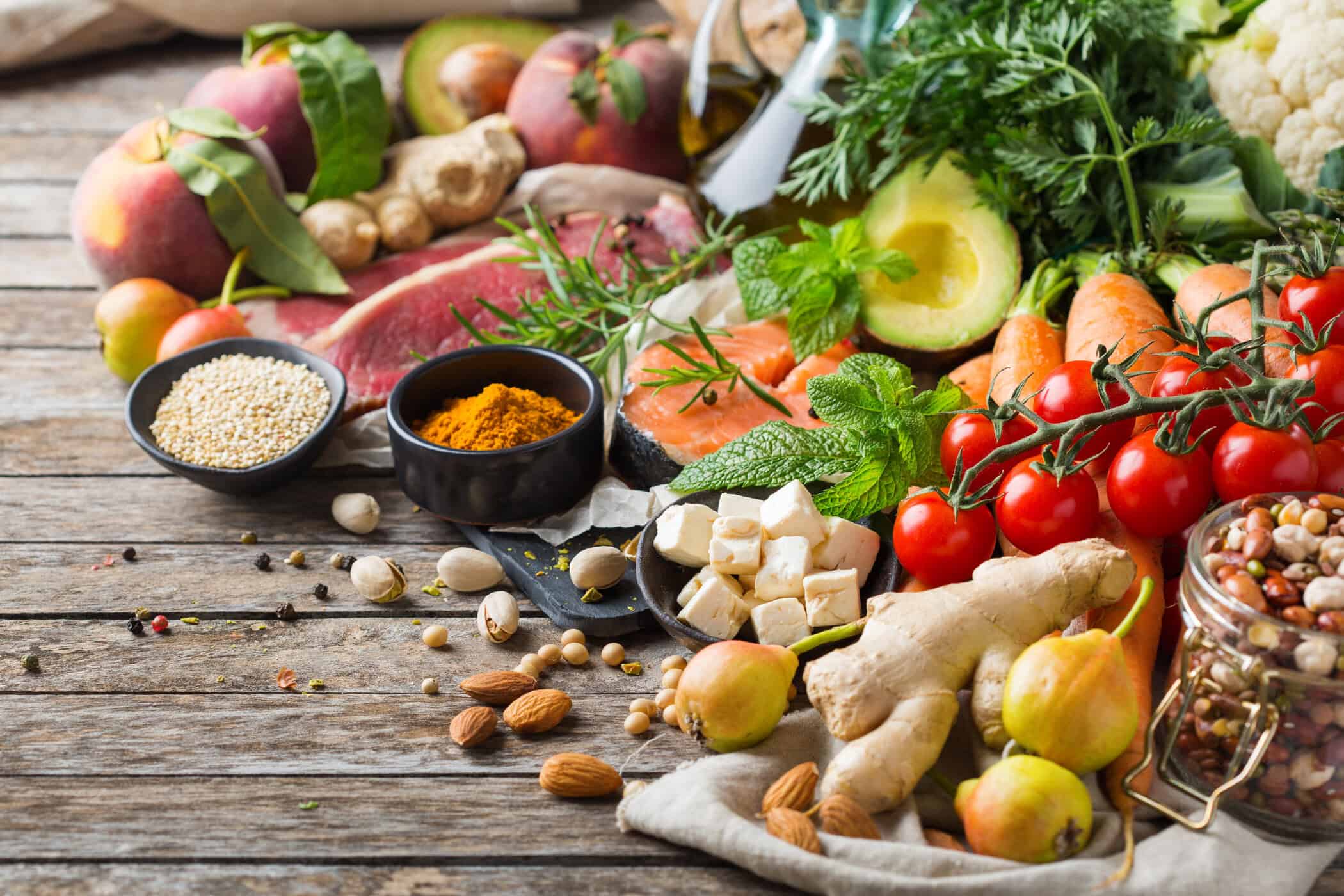 ADHS und Ernährung: Frische Lebensmittel wie Gemüse, Fisch, Nüsse, Avocado und Vollkornprodukte für Konzentration, Energie und eine ausgewogene Ernährung bei ADHS