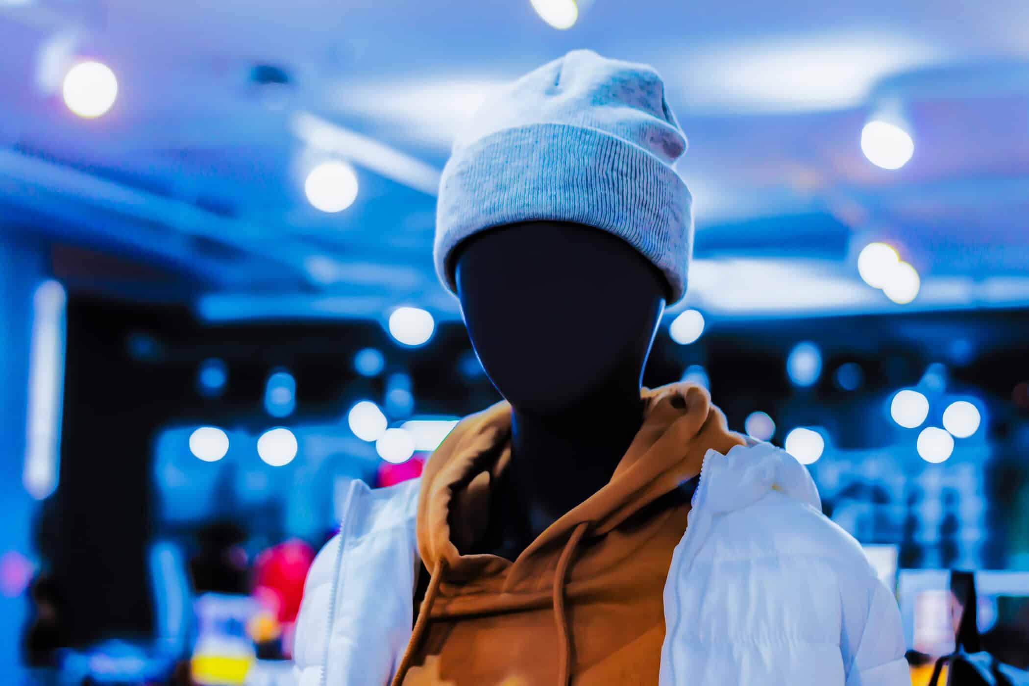 Gesichtslose Schaufensterpuppe als Symbolbild für ADHS unbehandelt – äußerlich unauffällig, innerlich unsichtbar