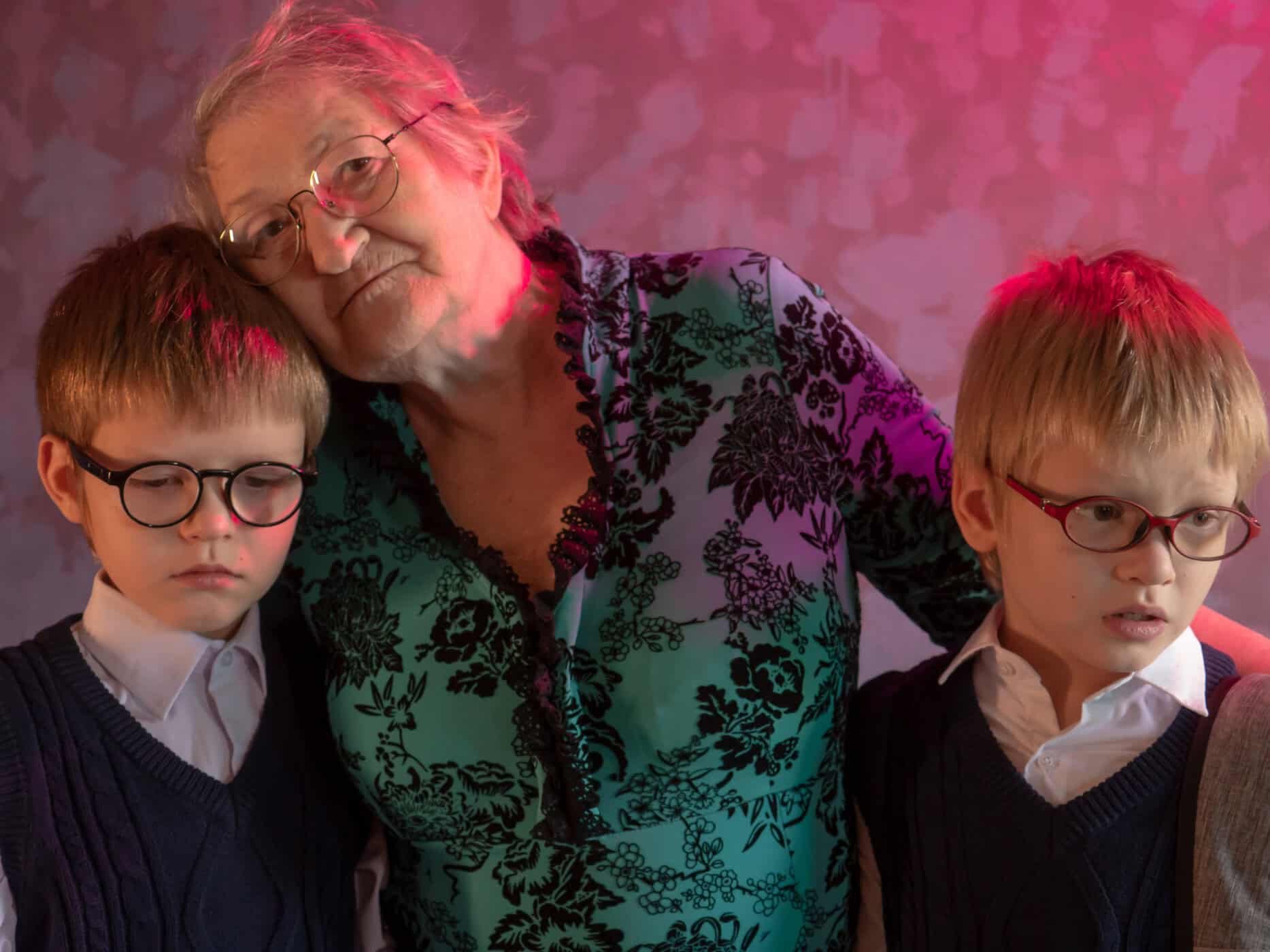 Familie mit mehreren Generationen – symbolisches Bild für die Frage: Ist ADHS vererbbar?