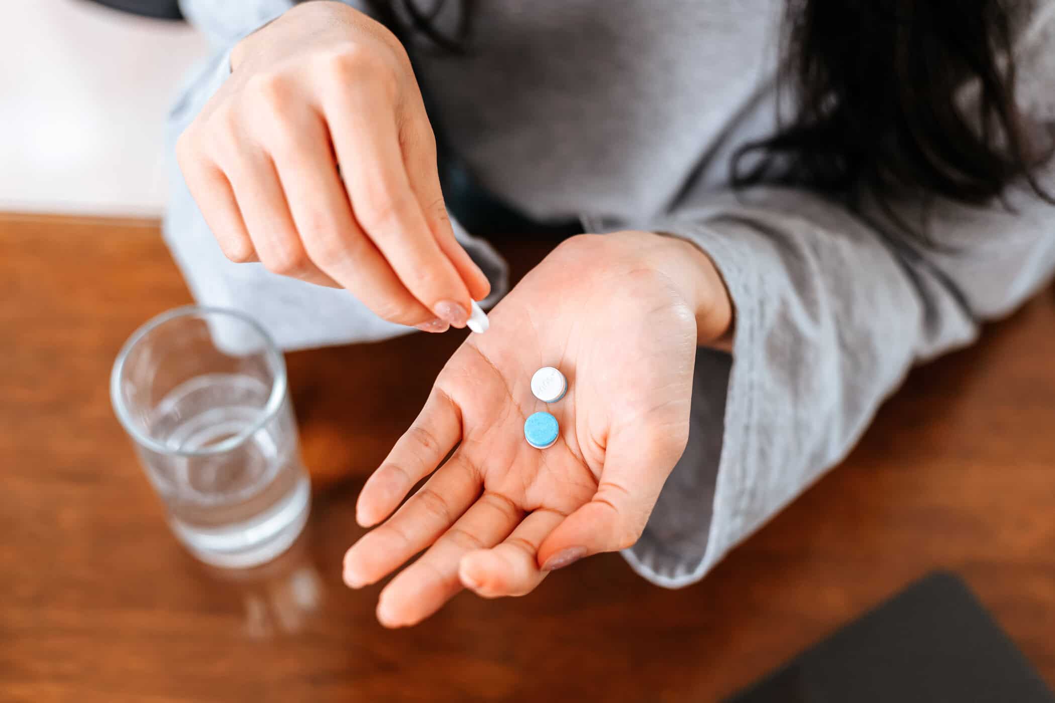 Person hält Tabletten in der Hand – Antidepressiva und ADHS: Einsatz, Wirkung und mögliche Nebenwirkungen.