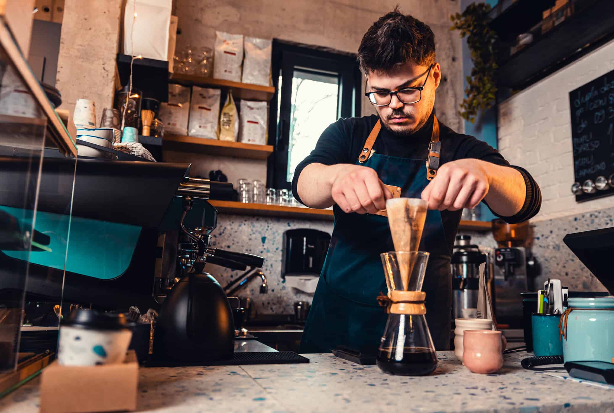 Koffein und ADHS: Barista bereitet Kaffee zu als Symbol für Koffeinkonsum, Fokus und Selbstregulation bei ADHS