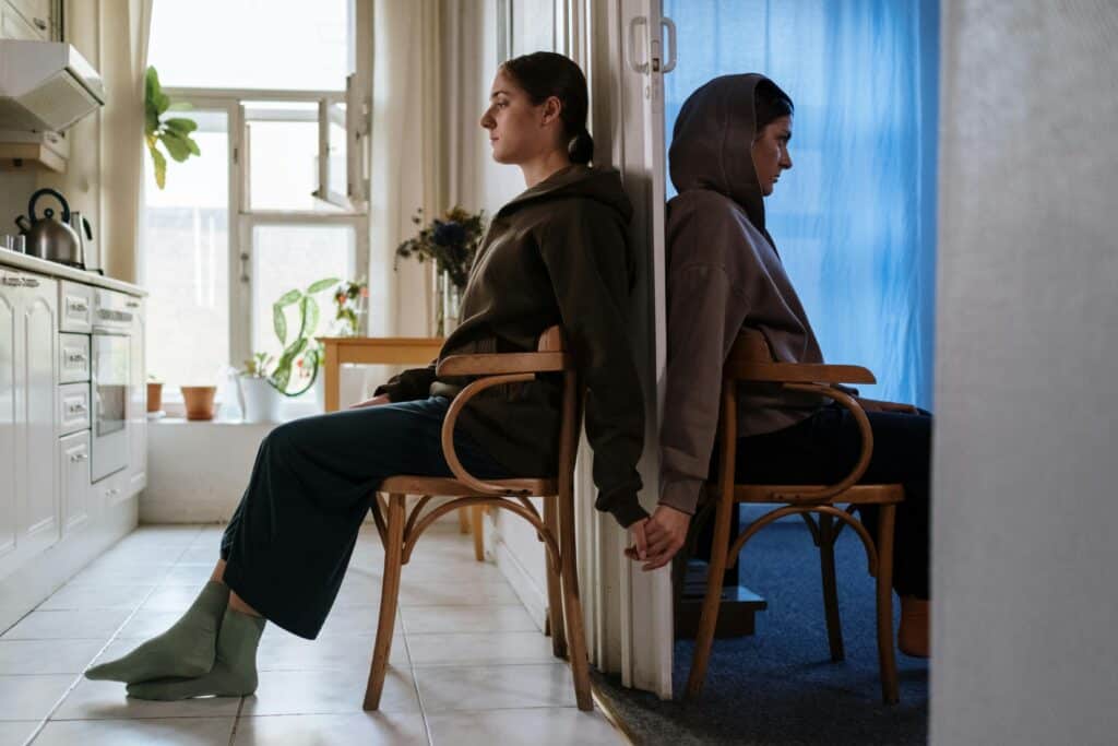 Frau in zwei Gemütszuständen – emotionale Dysregulation bei ADHS zeigt sich in schnellen Stimmungswechseln.