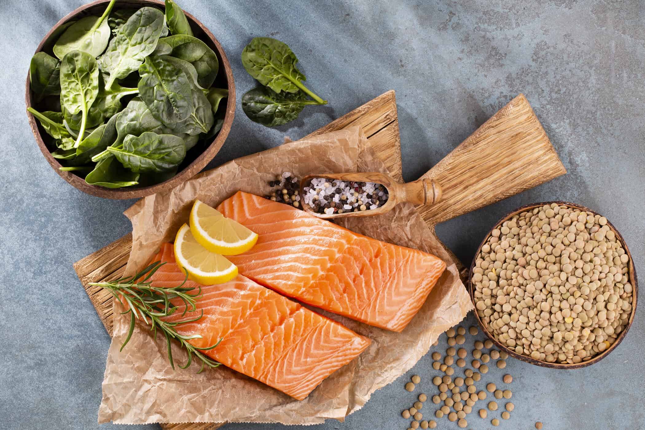 Spinat, Lachs und Linsen auf einem Brett - symbolisch für Vitamin B6 bei ADHS