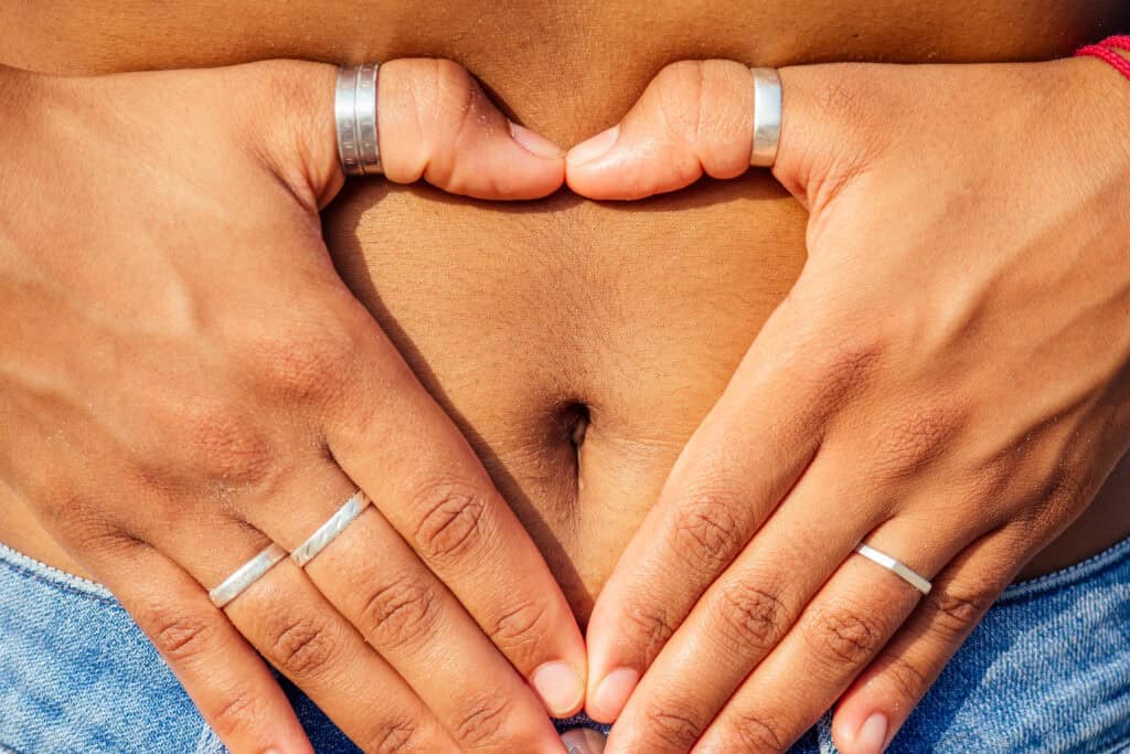 Claude hat geantwortet: Herzform mit Händen auf Bauch symbolisiert weibliches Körperbewusstsein bei ADHS und HormonenHerzform mit Händen auf Bauch symbolisiert weibliches Körperbewusstsein bei ADHS und Hormonen