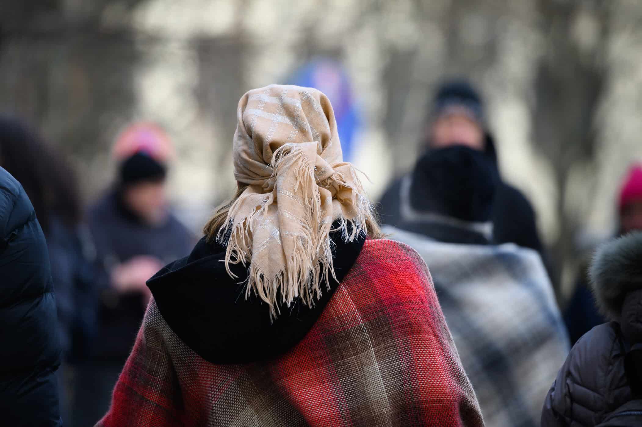 Claude hat geantwortet: ADHS bei Frauen symbolisiert durch eine Frau von hinten, die allein in einer Menschenmenge stehtADHS bei Frauen symbolisiert unbmekertes ADHS durch eine Frau von hinten, die allein in einer Menschenmenge steht