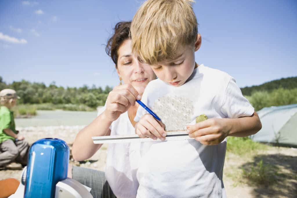 Mutter und Kind am Strand, symbolisiert kreative Aktivitäten für Kinder