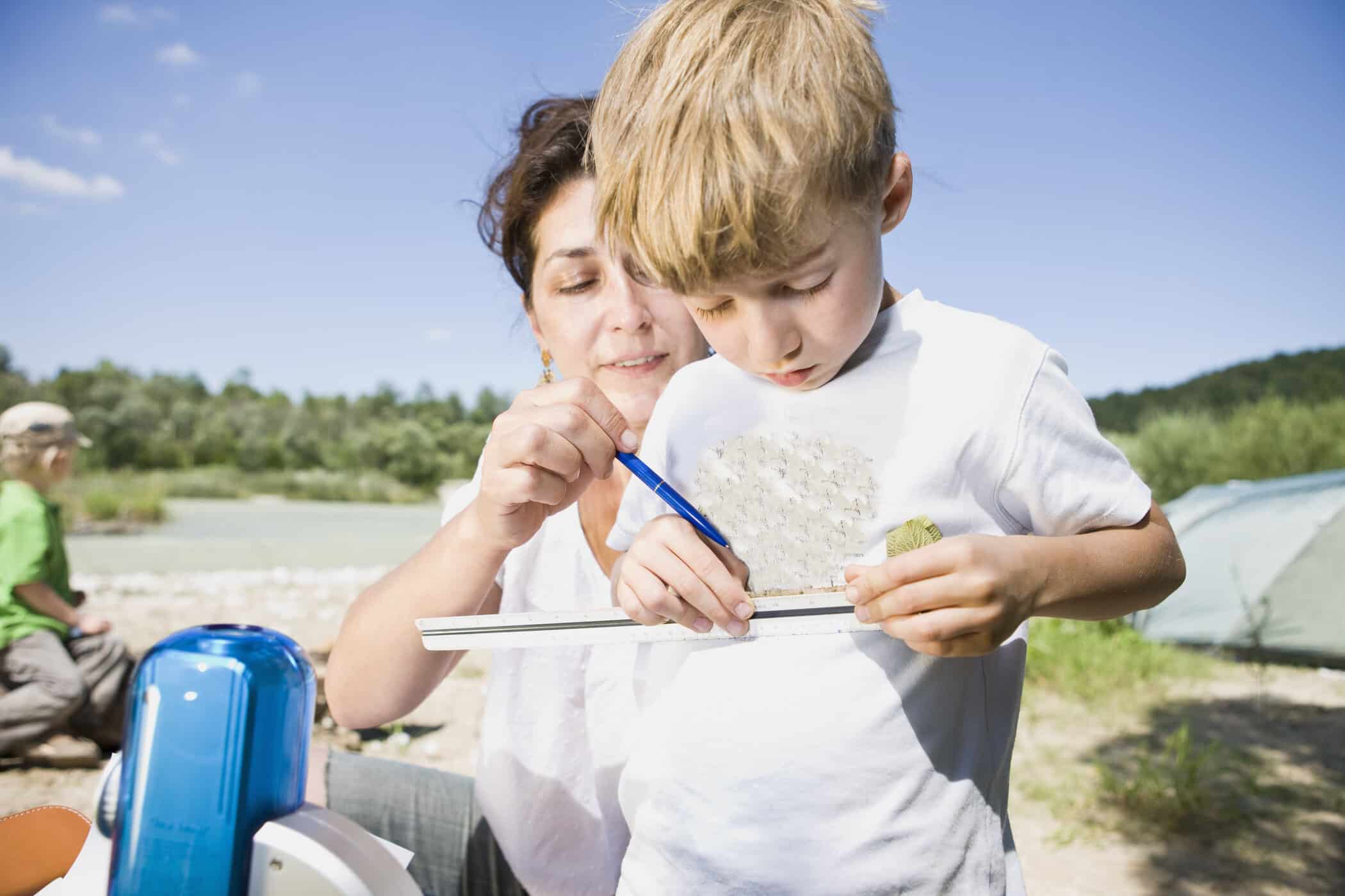 Mutter und Kind am Strand, symbolisiert kreative Aktivit&auml;ten f&uuml;r Kinder