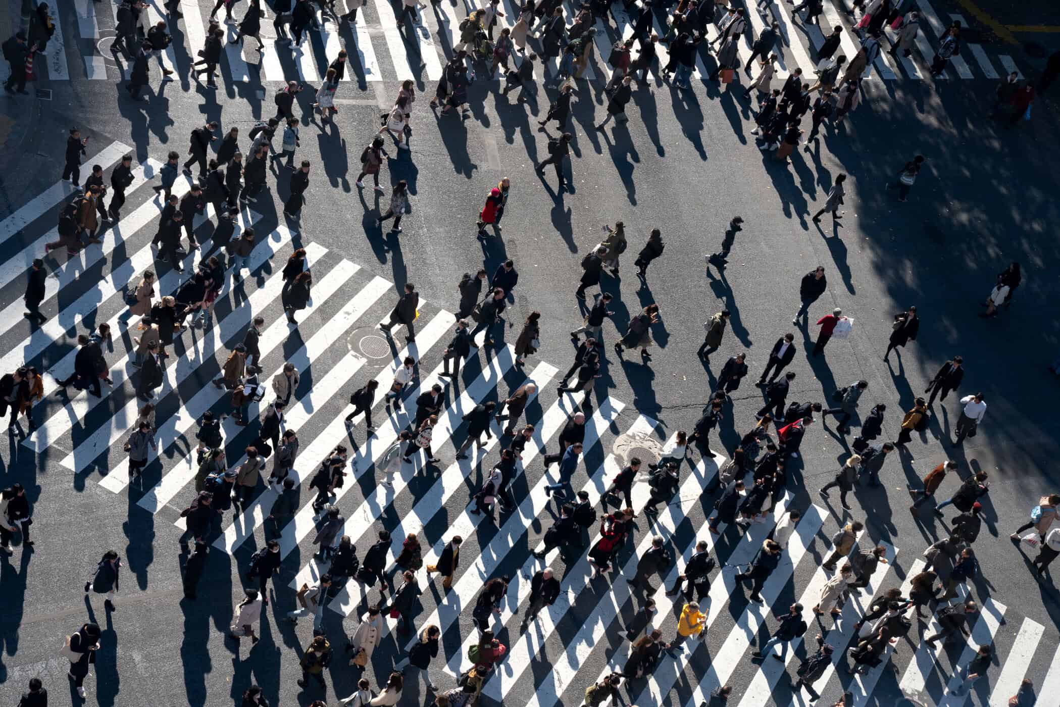 Sehr viele menschen &uuml;berqueren gleichzeitig belebten Zebrastreifen&ndash; Sinnbild f&uuml;r Meltdown bei Autismus aufgrund von Reiz&uuml;berflutung