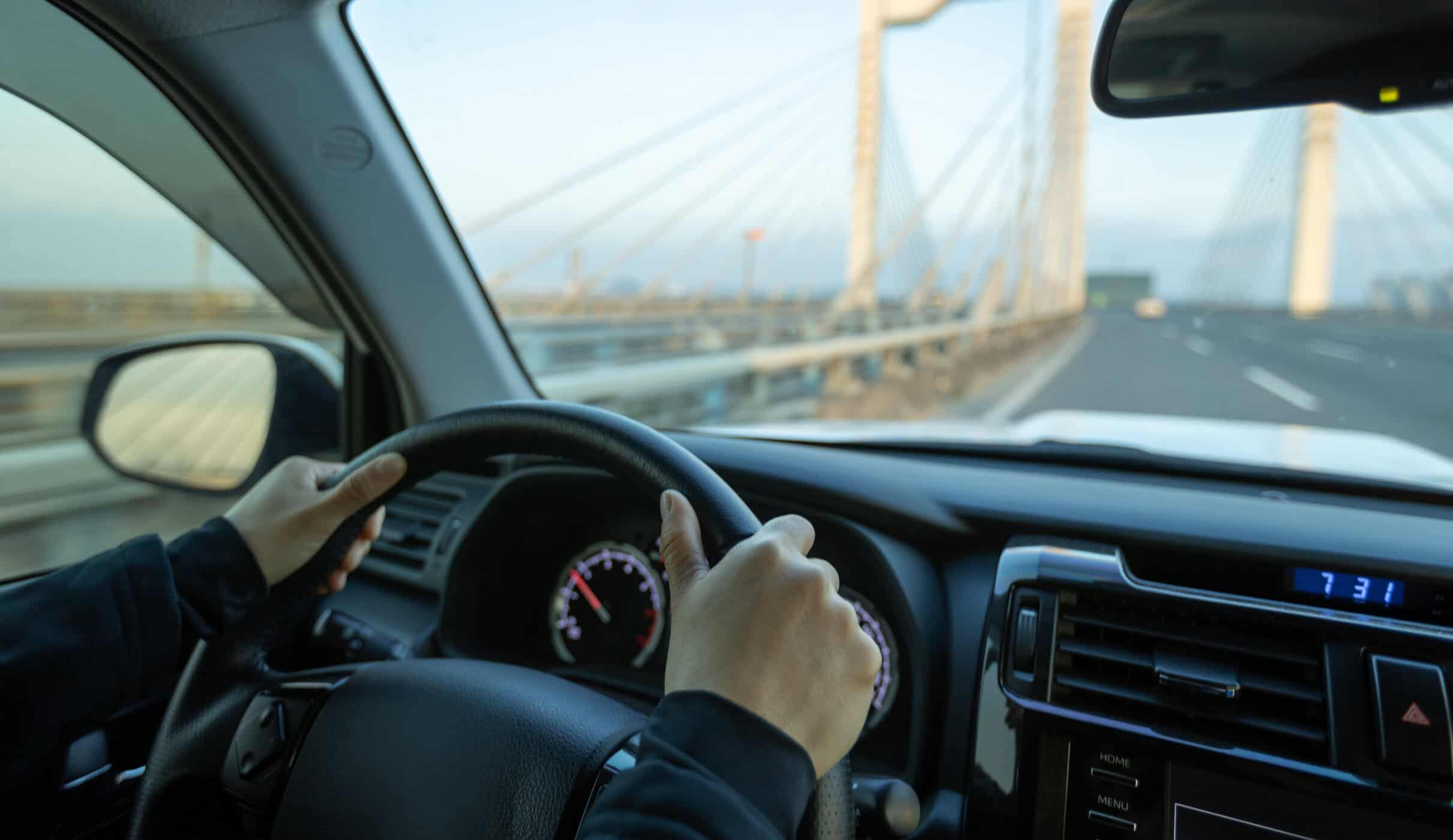 Angst vorm Autofahren: H&auml;nde umfassen angespannt das Lenkrad im Auto