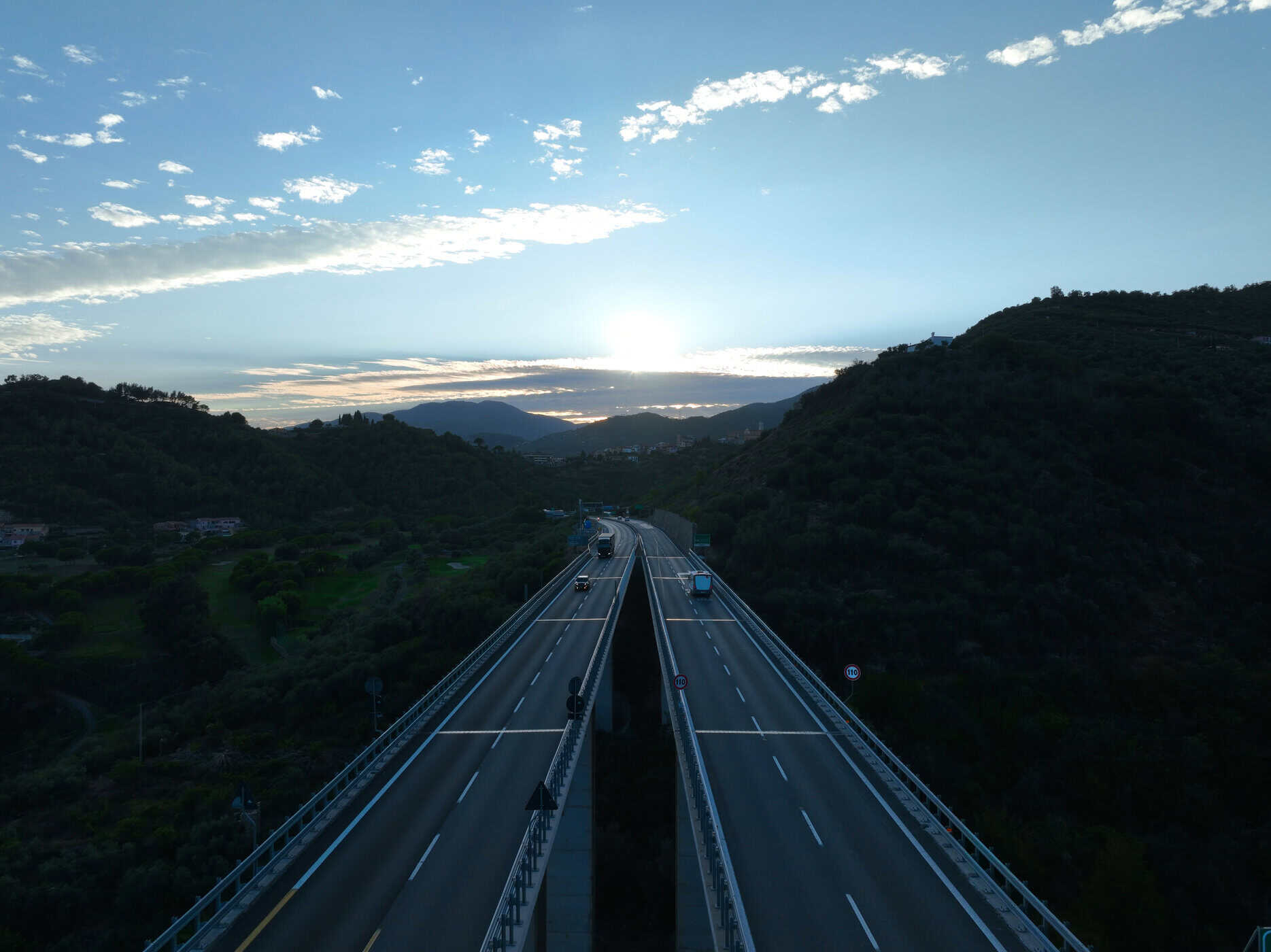 Autobahn geht bis in den Horizont, symbolisiert das loswerden von der Angst vorm Autofahren
